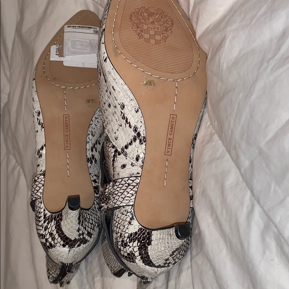 New Vince Camuto Snakeskin Kitten Heel Booties 😍 - Picture 5 of 5